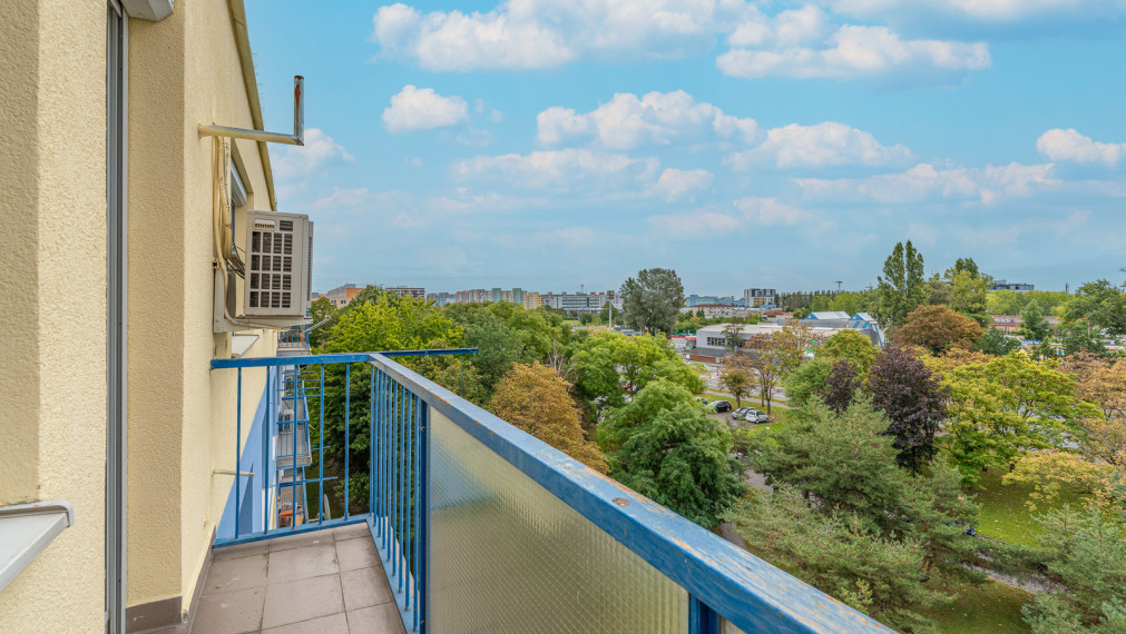 REZERVOVANÉ ! KRÁSNY ZREKONŠTRUOVANÝ 4i BYT - NEZÁBUDKOVA ul. - PIVNICA - LOGGIA