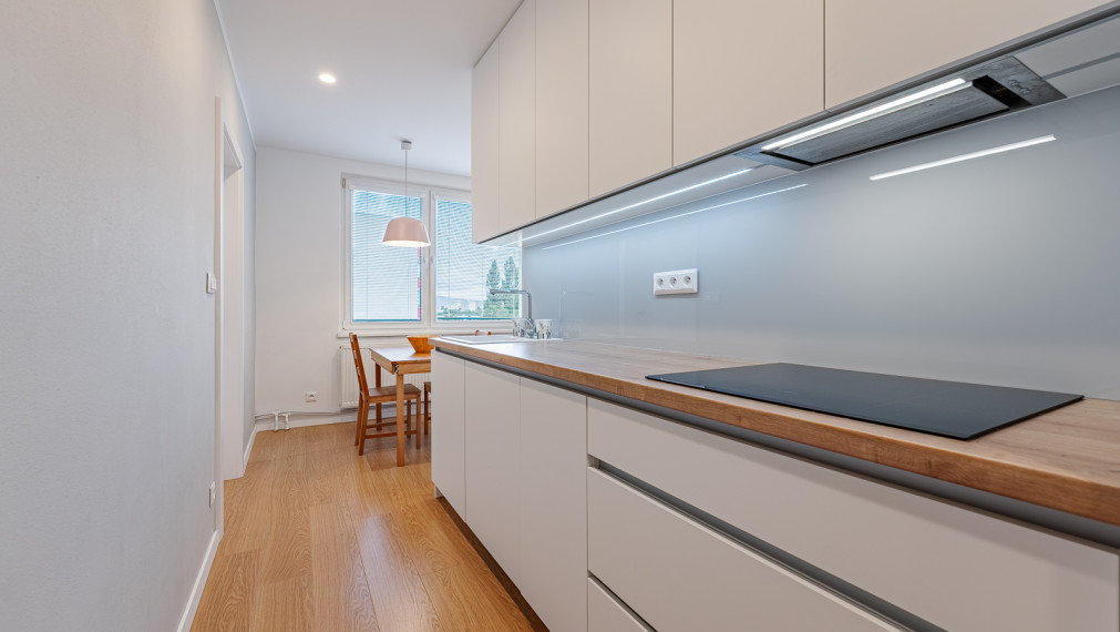 REZERVOVANÉ ! KRÁSNY ZREKONŠTRUOVANÝ 4i BYT - NEZÁBUDKOVA ul. - PIVNICA - LOGGIA