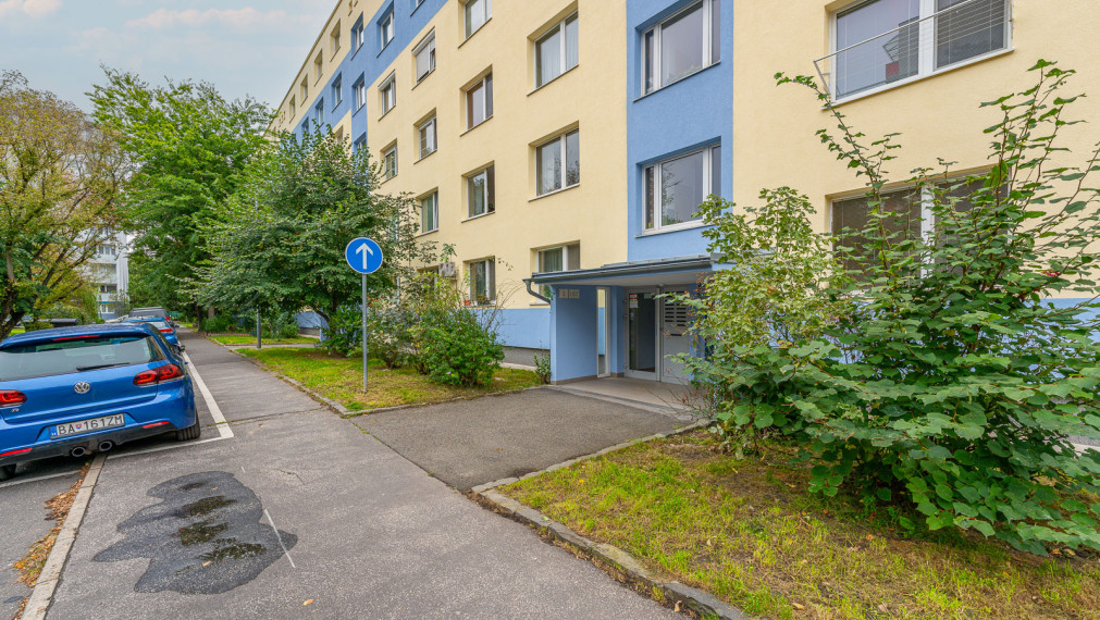 REZERVOVANÉ ! KRÁSNY ZREKONŠTRUOVANÝ 4i BYT - NEZÁBUDKOVA ul. - PIVNICA - LOGGIA