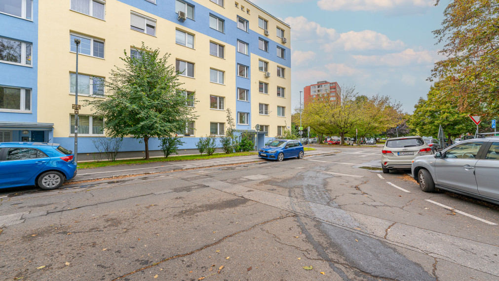 REZERVOVANÉ ! KRÁSNY ZREKONŠTRUOVANÝ 4i BYT - NEZÁBUDKOVA ul. - PIVNICA - LOGGIA