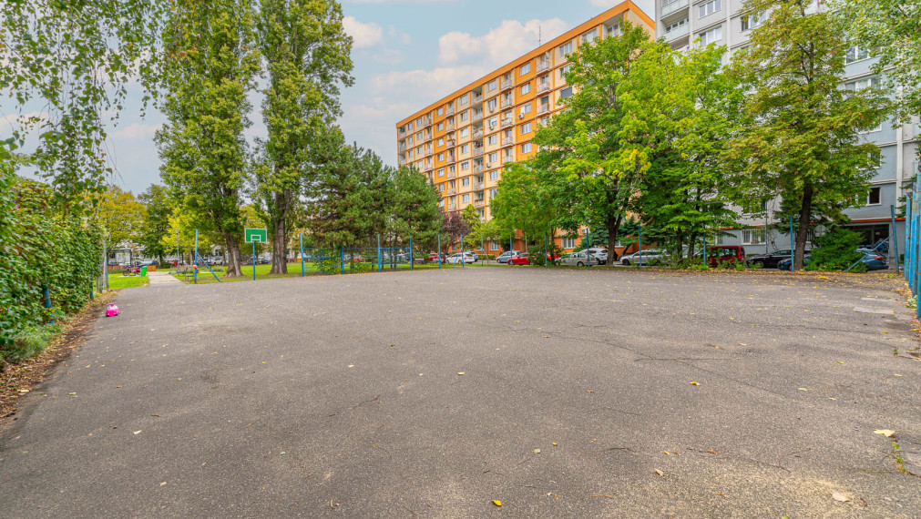 REZERVOVANÉ ! KRÁSNY ZREKONŠTRUOVANÝ 4i BYT - NEZÁBUDKOVA ul. - PIVNICA - LOGGIA