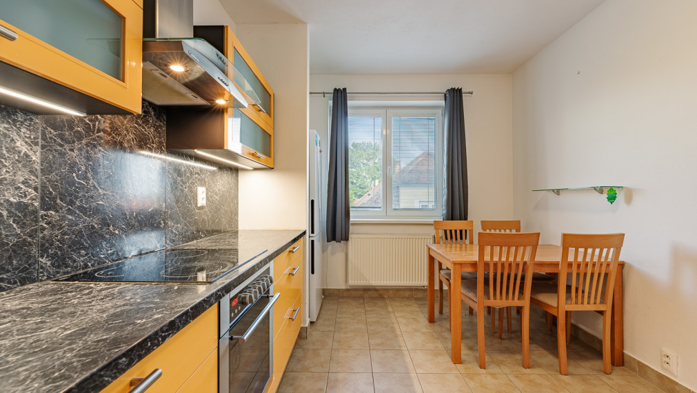 IHNEĎ VOĽNÝ - VEĽKOMETRÁŽNY 2i BYT S VEĽKOU LOGGIOU - PARKOVANIE V GARÁŽI