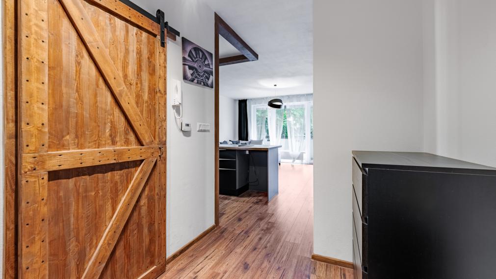 REZERVOVANÉ ! MODERNÝ DIZAJNOVO RIEŠENÝ 1i BYT S VEĽKOU LOGGIOU - VONKAJŠIE PARKOVANIE - PIVNICA