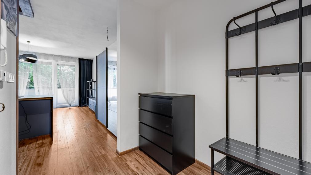 REZERVOVANÉ ! MODERNÝ DIZAJNOVO RIEŠENÝ 1i BYT S VEĽKOU LOGGIOU - VONKAJŠIE PARKOVANIE - PIVNICA