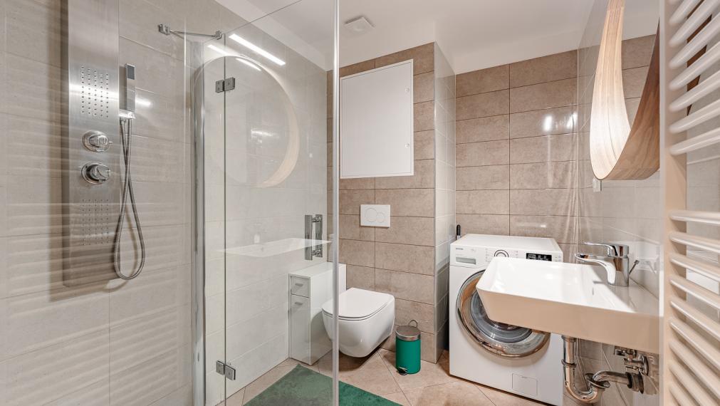 REZERVOVANÉ ! MODERNÝ DIZAJNOVO RIEŠENÝ 1i BYT S VEĽKOU LOGGIOU - VONKAJŠIE PARKOVANIE - PIVNICA