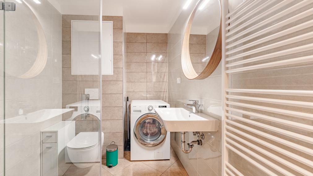 REZERVOVANÉ ! MODERNÝ DIZAJNOVO RIEŠENÝ 1i BYT S VEĽKOU LOGGIOU - VONKAJŠIE PARKOVANIE - PIVNICA