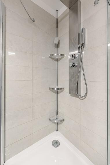 REZERVOVANÉ ! MODERNÝ DIZAJNOVO RIEŠENÝ 1i BYT S VEĽKOU LOGGIOU - VONKAJŠIE PARKOVANIE - PIVNICA