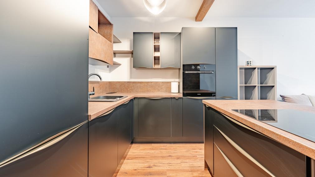 REZERVOVANÉ ! MODERNÝ DIZAJNOVO RIEŠENÝ 1i BYT S VEĽKOU LOGGIOU - VONKAJŠIE PARKOVANIE - PIVNICA