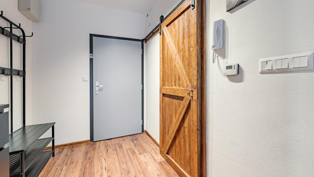 REZERVOVANÉ ! MODERNÝ DIZAJNOVO RIEŠENÝ 1i BYT S VEĽKOU LOGGIOU - VONKAJŠIE PARKOVANIE - PIVNICA