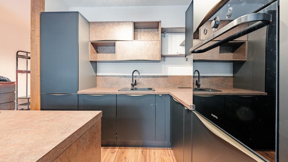 REZERVOVANÉ ! MODERNÝ DIZAJNOVO RIEŠENÝ 1i BYT S VEĽKOU LOGGIOU - VONKAJŠIE PARKOVANIE - PIVNICA