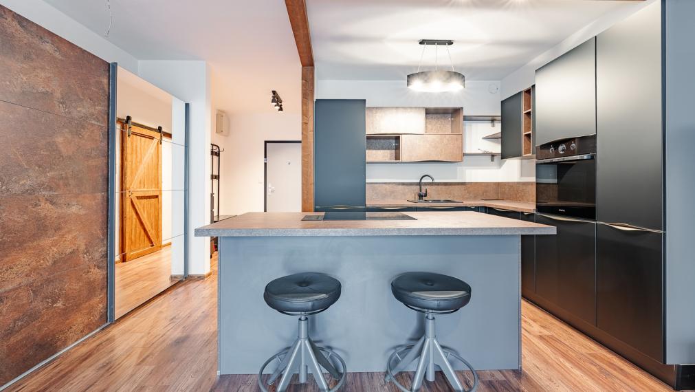 REZERVOVANÉ ! MODERNÝ DIZAJNOVO RIEŠENÝ 1i BYT S VEĽKOU LOGGIOU - VONKAJŠIE PARKOVANIE - PIVNICA