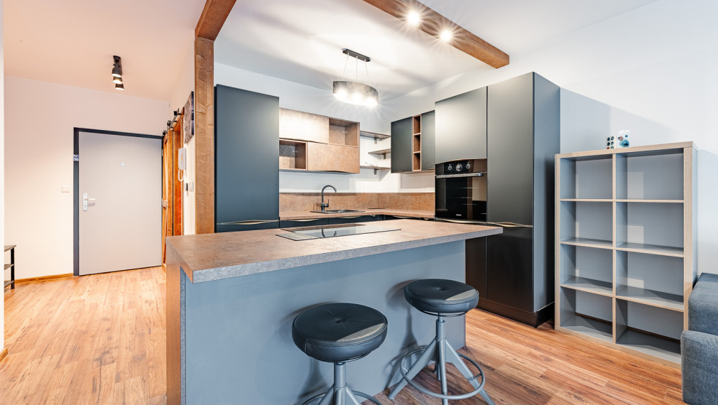 PREDANÉ ! MODERNÝ DIZAJNOVO RIEŠENÝ 1i BYT S VEĽKOU LOGGIOU - VONKAJŠIE PARKOVANIE - PIVNICA