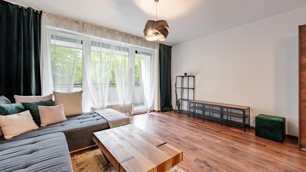 REZERVOVANÉ ! MODERNÝ DIZAJNOVO RIEŠENÝ 1i BYT S VEĽKOU LOGGIOU - VONKAJŠIE PARKOVANIE - PIVNICA