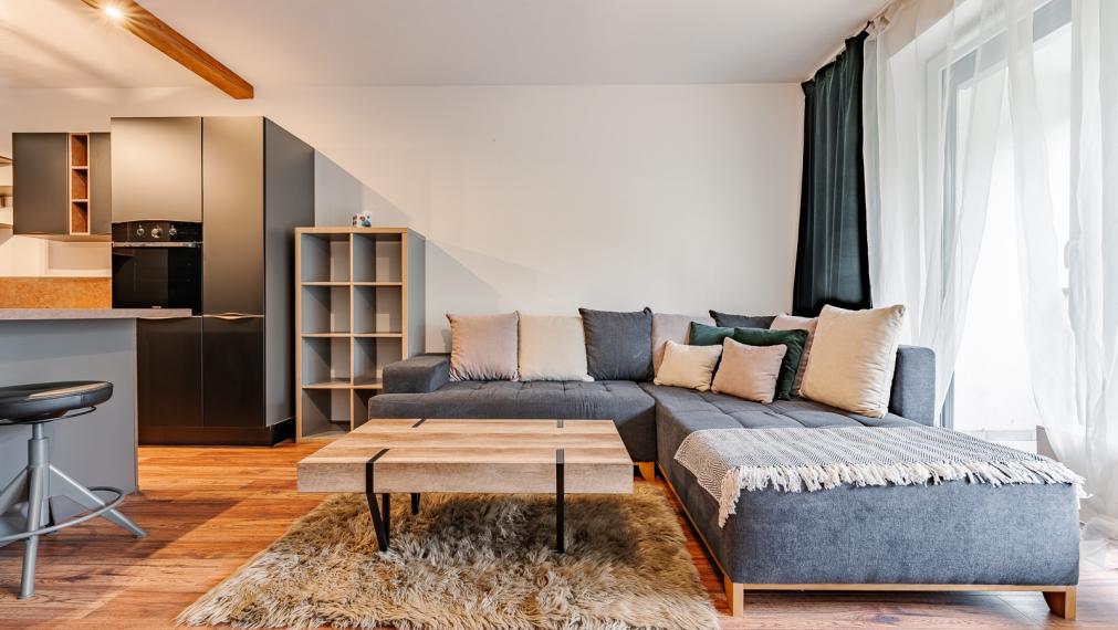 REZERVOVANÉ ! MODERNÝ DIZAJNOVO RIEŠENÝ 1i BYT S VEĽKOU LOGGIOU - VONKAJŠIE PARKOVANIE - PIVNICA