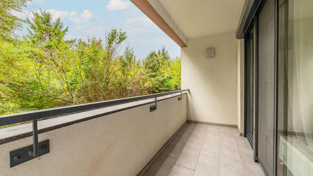 REZERVOVANÉ ! MODERNÝ DIZAJNOVO RIEŠENÝ 1i BYT S VEĽKOU LOGGIOU - VONKAJŠIE PARKOVANIE - PIVNICA