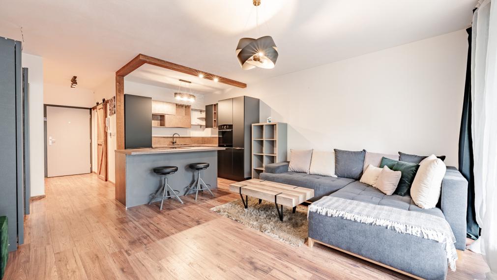 REZERVOVANÉ ! MODERNÝ DIZAJNOVO RIEŠENÝ 1i BYT S VEĽKOU LOGGIOU - VONKAJŠIE PARKOVANIE - PIVNICA