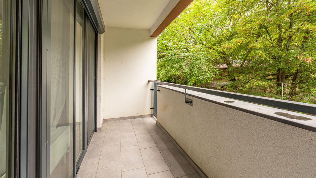 REZERVOVANÉ ! MODERNÝ DIZAJNOVO RIEŠENÝ 1i BYT S VEĽKOU LOGGIOU - VONKAJŠIE PARKOVANIE - PIVNICA