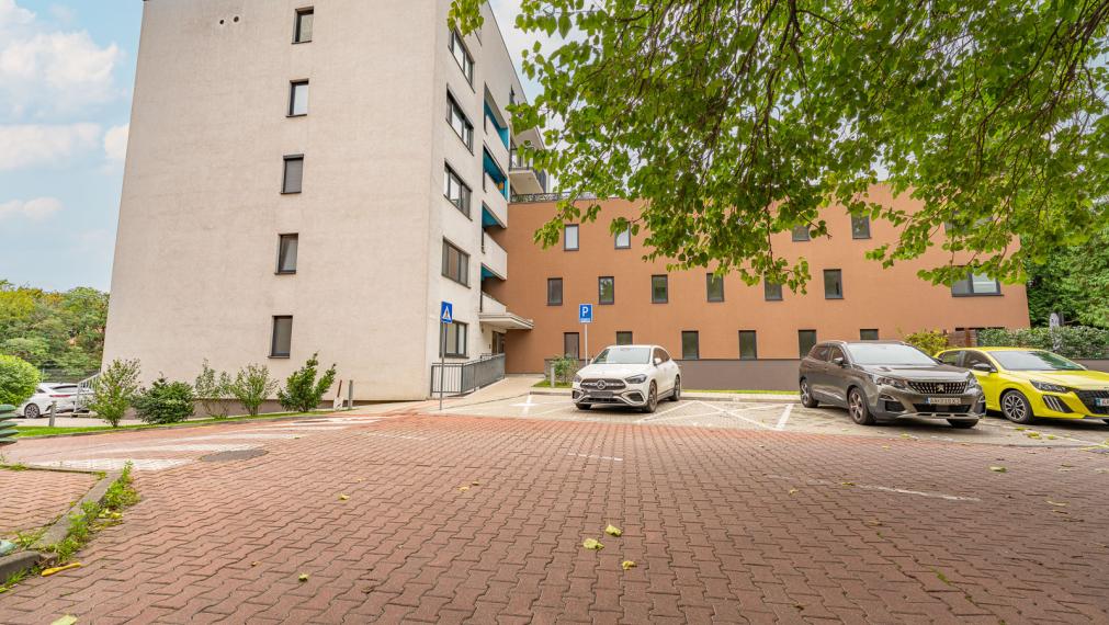 REZERVOVANÉ ! MODERNÝ DIZAJNOVO RIEŠENÝ 1i BYT S VEĽKOU LOGGIOU - VONKAJŠIE PARKOVANIE - PIVNICA