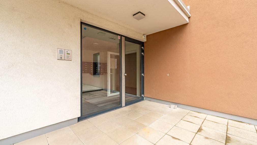 REZERVOVANÉ ! MODERNÝ DIZAJNOVO RIEŠENÝ 1i BYT S VEĽKOU LOGGIOU - VONKAJŠIE PARKOVANIE - PIVNICA