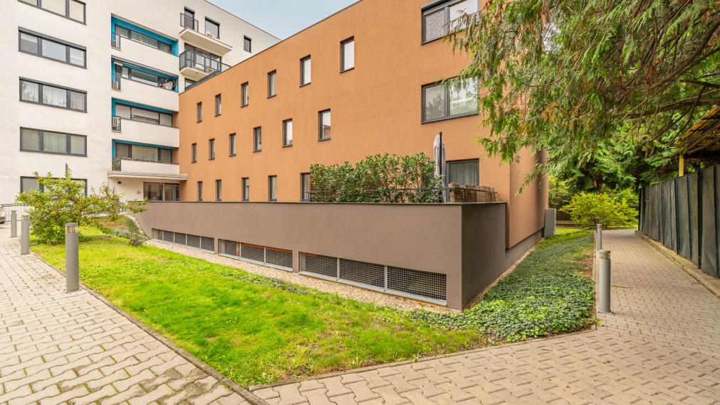 REZERVOVANÉ ! MODERNÝ DIZAJNOVO RIEŠENÝ 1i BYT S VEĽKOU LOGGIOU - VONKAJŠIE PARKOVANIE - PIVNICA