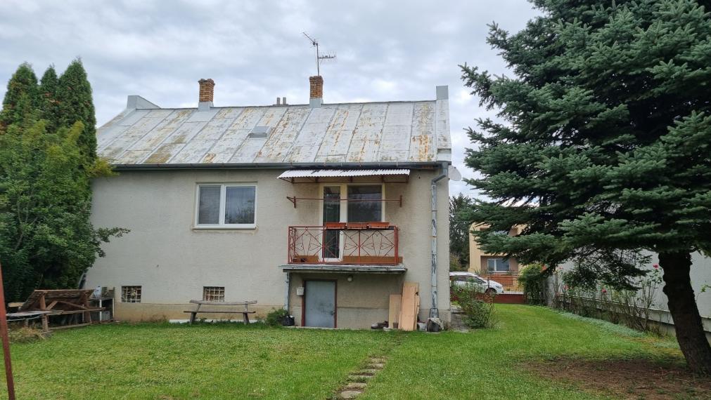 MICHALOVCE - SAMOSTATNE STOJACI 6i RD - PODPIVNIČENÝ - POZEMOK 1824M2