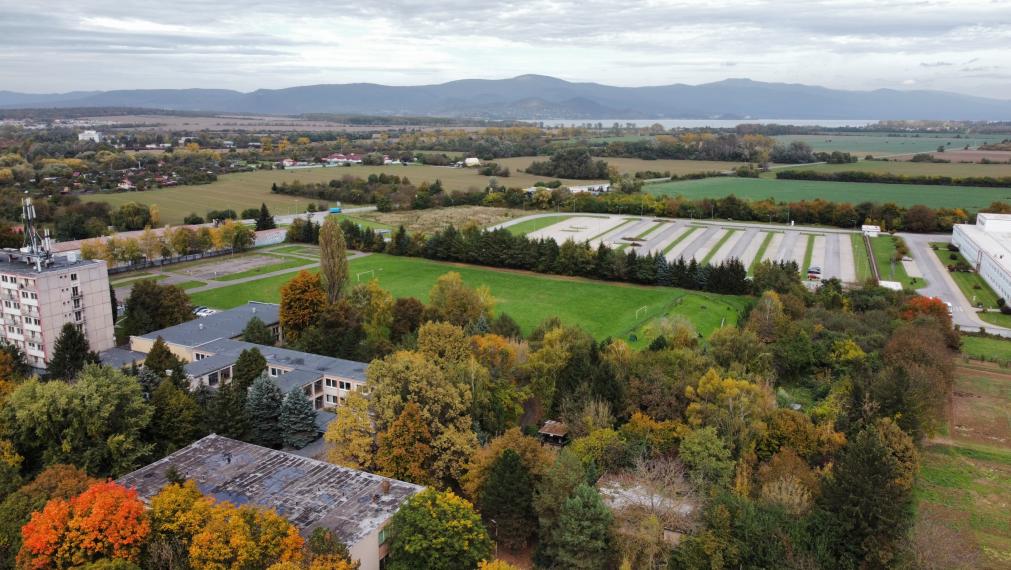 MICHALOVCE - SAMOSTATNE STOJACI 6i RD - PODPIVNIČENÝ - POZEMOK 1824M2