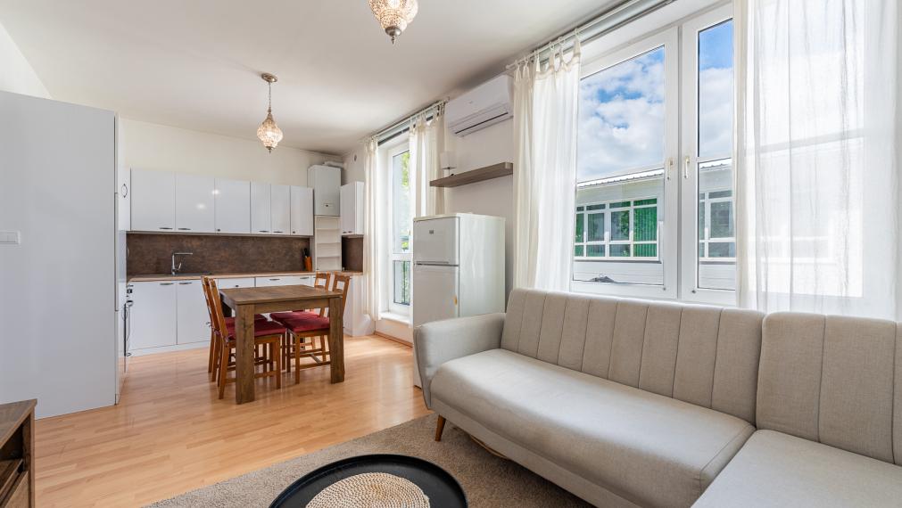 VAJANSKÉHO ul.- STUPAVA - ZARIADENÝ 2,5i BYT S FRANCÚZSKYM BALKÓNOM V TICHEJ LOKALITE