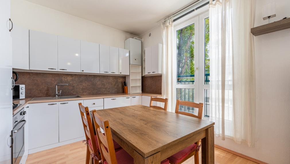 VAJANSKÉHO ul.- STUPAVA - ZARIADENÝ 2,5i BYT S FRANCÚZSKYM BALKÓNOM V TICHEJ LOKALITE