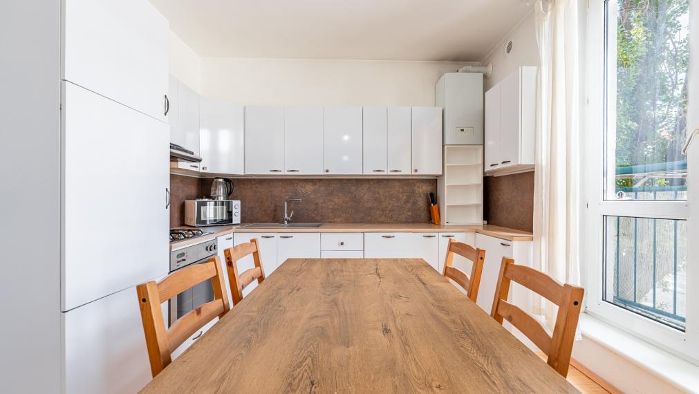 VAJANSKÉHO ul.- STUPAVA - ZARIADENÝ 2,5i BYT S FRANCÚZSKYM BALKÓNOM V TICHEJ LOKALITE