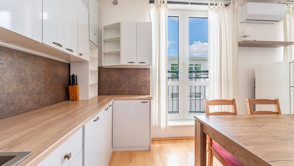 VAJANSKÉHO ul.- STUPAVA - ZARIADENÝ 2,5i BYT S FRANCÚZSKYM BALKÓNOM V TICHEJ LOKALITE