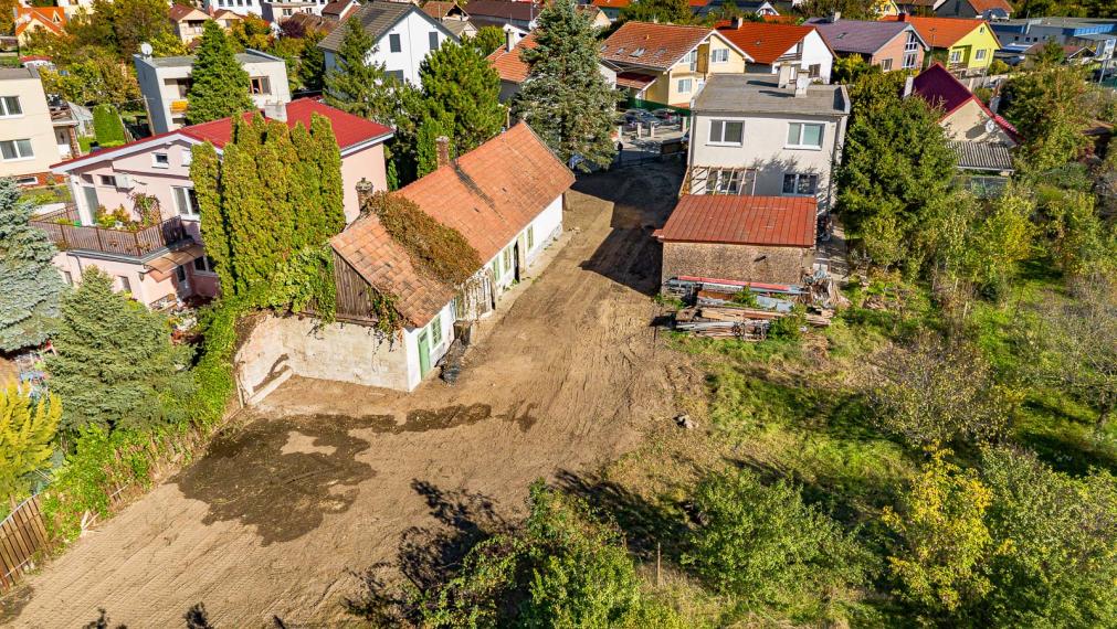 STAVEBNÝ POZEMOK - MOST PRI BRATISLAVE - 857M2 - POKOJNÁ ČASŤ OBCE