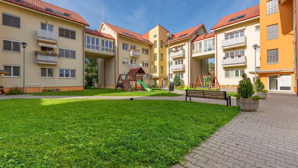 V BLÍZKOSTI OC AVION - VEĽKÝ 2i BYT S LOGGIOU 15M2 - PIVNICA