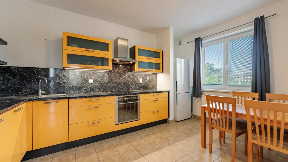 IHNEĎ VOĽNÝ ! V BLÍZKOSTI OC AVION - VEĽKÝ 2i BYT S LOGGIOU 15M2 - PIVNICA