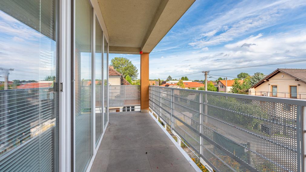 IHNEĎ VOĽNÝ ! V BLÍZKOSTI OC AVION - VEĽKÝ 2i BYT S LOGGIOU 15M2 - PIVNICA