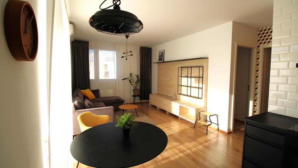 BYSTRICKÁ ul. - MODERNÝ 2i BYT S BALKÓNOM - PIVNICA - VONKAJŠIE PARKOVACIE MIESTO