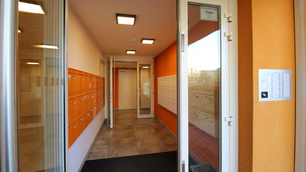 BYSTRICKÁ ul. - MODERNÝ 2i BYT S BALKÓNOM - PIVNICA - VONKAJŠIE PARKOVACIE MIESTO