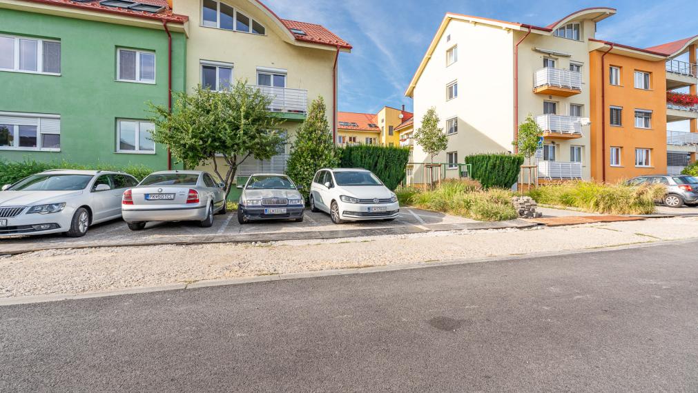 VEĽKÝ PRIESTRANNÝ 2i BYT S LOGGIOU 15M2 - PIVNICA - PARKOVANIE V GARÁŽI