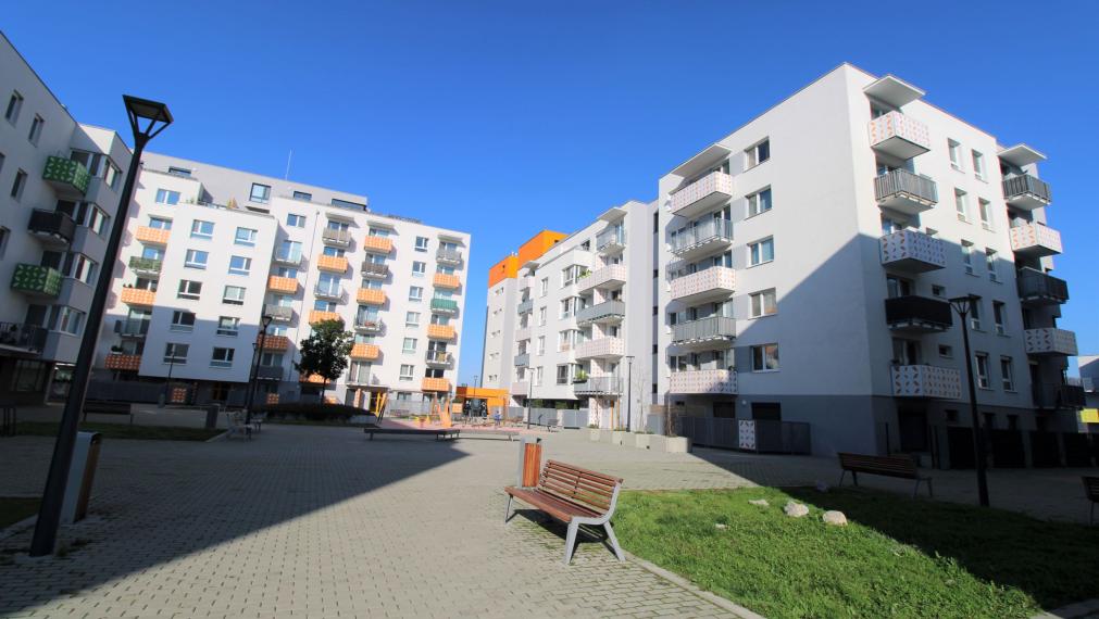 PRI HRUBEJ LÚKE - KRÁSNY 2i BYT V NOVOSTAVBE S BALKÓNOM A PIVNICOU - ZARIADENÝ