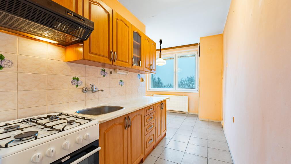 STAVBÁRSKA ul. - VEĽKÝ 2i BYT SO ZASKLENNOU LOGGIOU A PIVNICOU - OTOČENÝ NA 2 SVETOVÉ STRANY