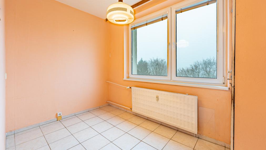 STAVBÁRSKA ul. - VEĽKÝ 2i BYT SO ZASKLENNOU LOGGIOU A PIVNICOU - OTOČENÝ NA 2 SVETOVÉ STRANY