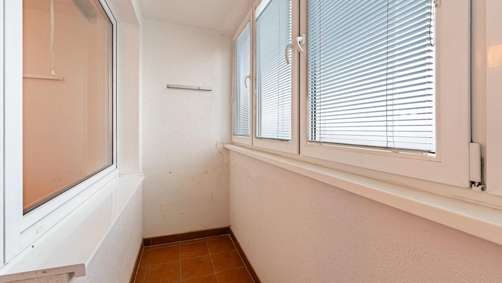 STAVBÁRSKA ul. - VEĽKÝ 2i BYT SO ZASKLENNOU LOGGIOU A PIVNICOU - OTOČENÝ NA 2 SVETOVÉ STRANY