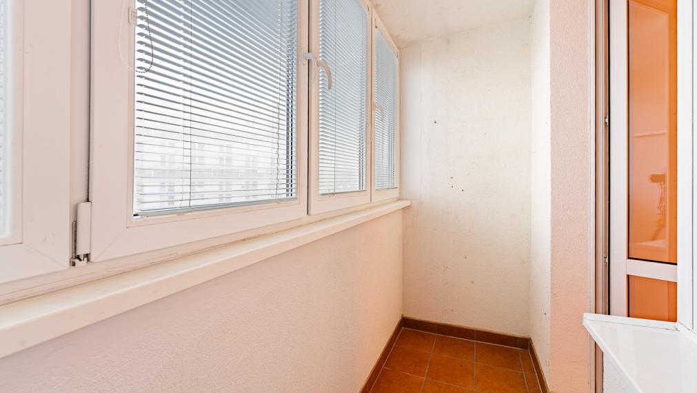 STAVBÁRSKA ul. - VEĽKÝ 2i BYT SO ZASKLENNOU LOGGIOU A PIVNICOU - OTOČENÝ NA 2 SVETOVÉ STRANY