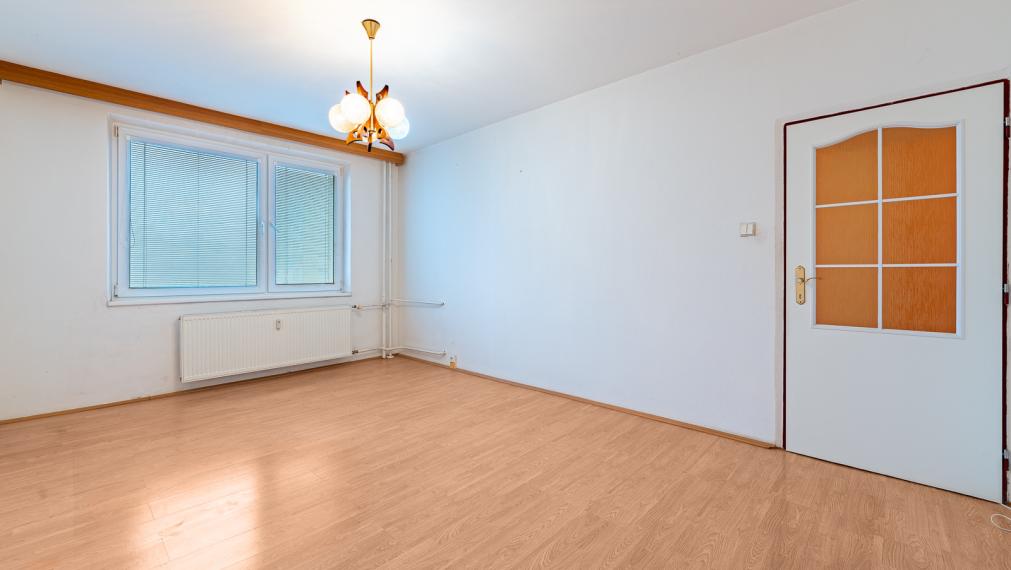 STAVBÁRSKA ul. - VEĽKÝ 2i BYT SO ZASKLENNOU LOGGIOU A PIVNICOU - OTOČENÝ NA 2 SVETOVÉ STRANY