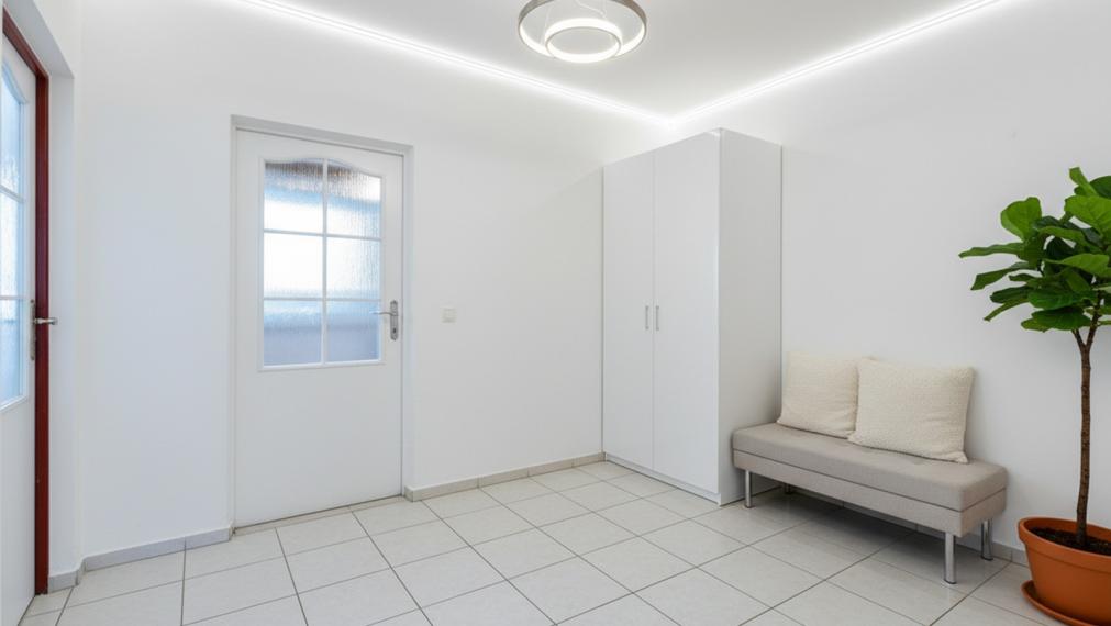 STAVBÁRSKA ul. - VEĽKÝ 2i BYT SO ZASKLENNOU LOGGIOU A PIVNICOU - OTOČENÝ NA 2 SVETOVÉ STRANY