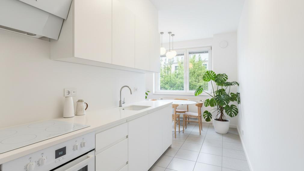 STAVBÁRSKA ul. - VEĽKÝ 2i BYT SO ZASKLENNOU LOGGIOU A PIVNICOU - OTOČENÝ NA 2 SVETOVÉ STRANY