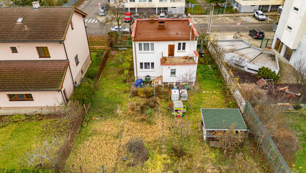 NA KRIŽOVATKÁCH - STAVEBNÝ POZEMOK 686M2 - S RODINNÝM DOMOM - VHODNÝ NA REKONŠTRUKCIU