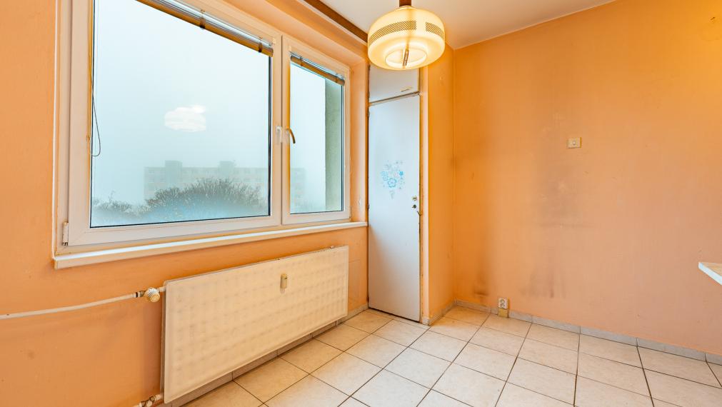 STAVBÁRSKA ul. - VEĽKÝ 2i BYT SO ZASKLENNOU LOGGIOU A PIVNICOU - OTOČENÝ NA 2 SVETOVÉ STRANY