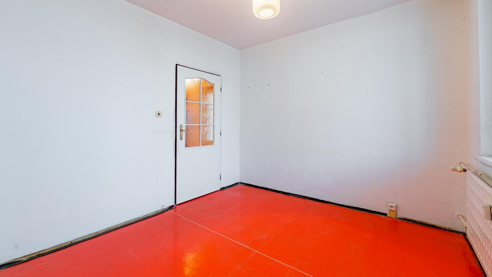 STAVBÁRSKA ul. - VEĽKÝ 2i BYT SO ZASKLENNOU LOGGIOU A PIVNICOU - OTOČENÝ NA 2 SVETOVÉ STRANY