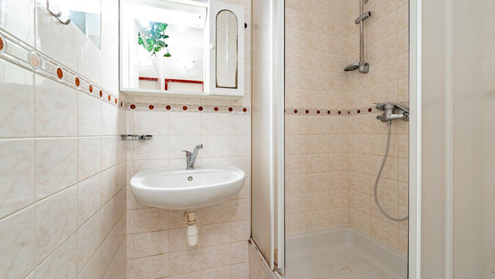 STAVBÁRSKA ul. - VEĽKÝ 2i BYT SO ZASKLENNOU LOGGIOU A PIVNICOU - OTOČENÝ NA 2 SVETOVÉ STRANY