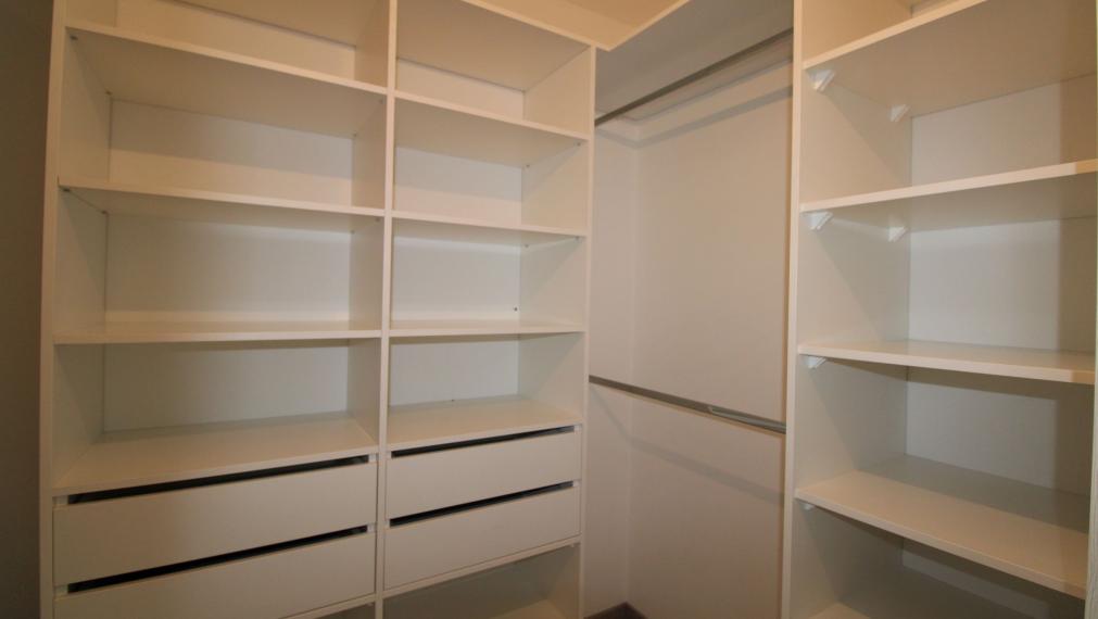 PRI HRUBEJ LÚKE - ZARIADENÝ 2i BYT S PIVNICOU - PARKOVACIE MIESTO V GARÁŽI